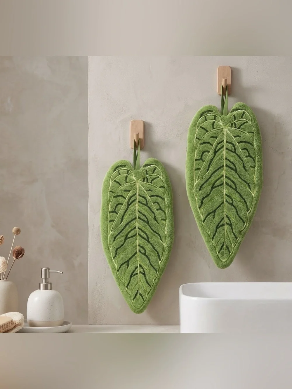 NWT Leaf-Shaped Fleece Hand Towel Set